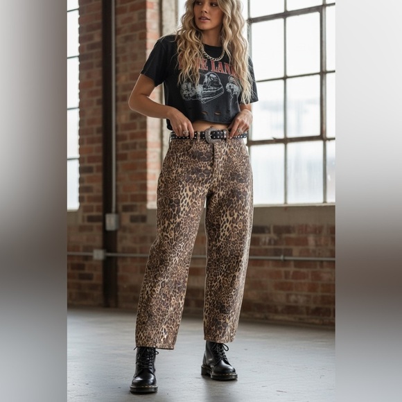 NWT Cello Leopard Cheetah Animal Print Horseshoe Barrel Relaxed Fit Jeans Denim - Picture 2 of 9